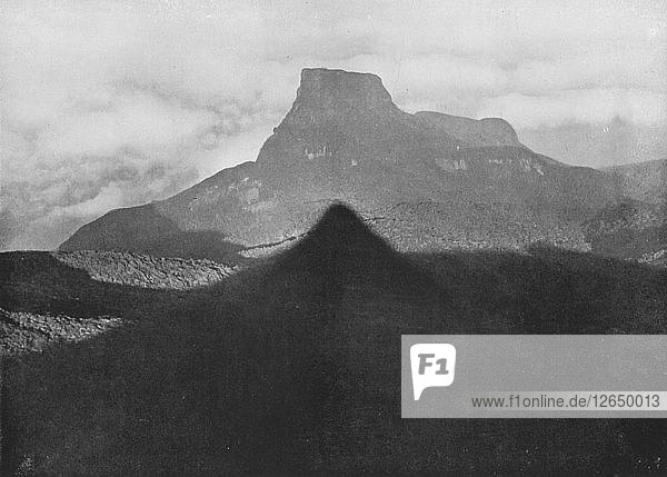 Der Schatten von Adams Peak und Bible Rock. Aufgenommen vom Peak bei Sonnenaufgang  um 1890  (1910). Künstler: Alfred William Amandus Platte.