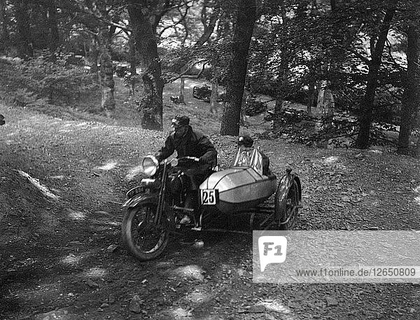 Harley-Davidson und Beiwagen  B&HMC Brighton-Beer Trial  Fingle Bridge Hill  Devon  1934. Künstler: Bill Brunell.