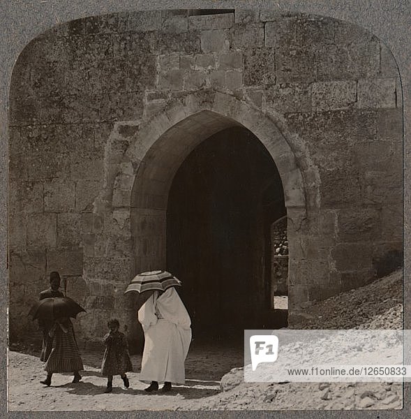 Mahommedanische Frauen beim Einzug in Jerusalem durch das Herods-Tor  um 1900. Künstler: Unbekannt.