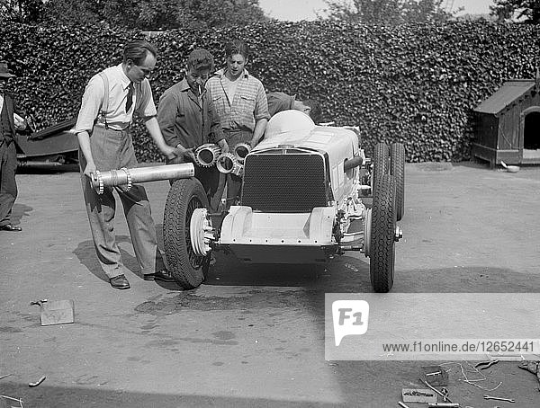 Arbeiten an Raymond Mays Vauxhall-Villiers  um 1930. Künstler: Bill Brunell.