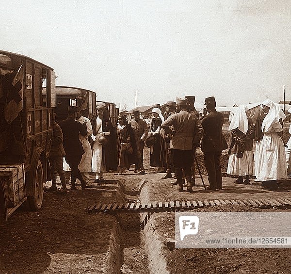Krankenschwestern und Krankenwagen des Roten Kreuzes  ca. 1914-c1918. Künstler: Unbekannt.