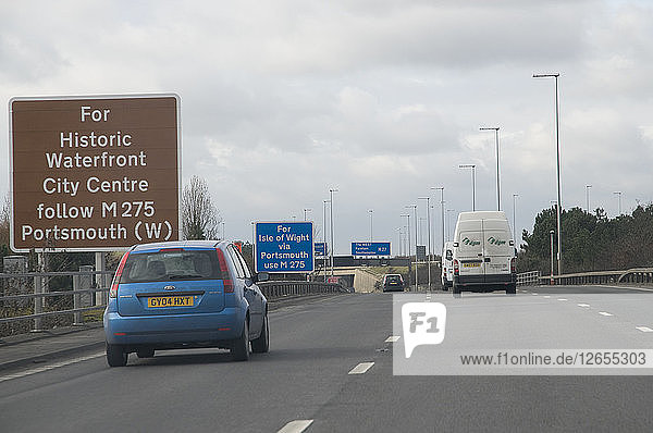 Verkehr auf der Autobahn M27 mit braunem Hinweisschild für Touristen