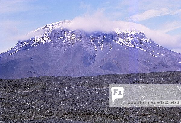 Herdubreid mit alter Lava  Island 20. Jahrhundert. Künstler: CM Dixon.