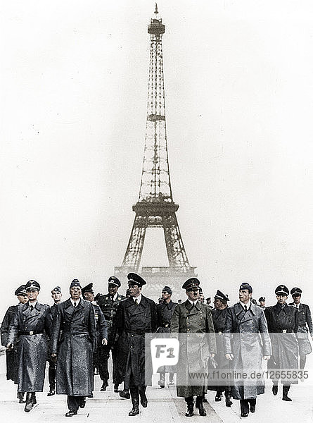 Adolf Hitler  deutscher Nazi-Diktator  inspiziert das besetzte Paris  Frankreich  1940. Künstler: Unbekannt.