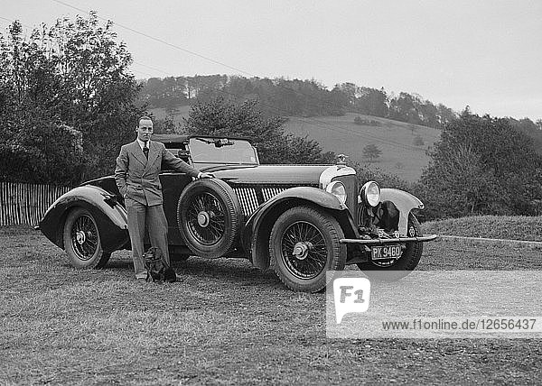 Charles Mortimer mit seinem 2-sitzigen Bentley mit Barker-Karosserie  um 1930 Künstler: Bill Brunell.