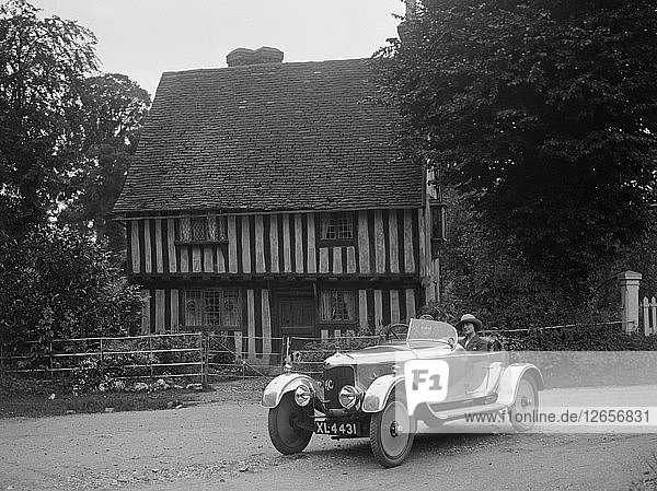 Zwei Frauen in einem AC-Motorwagen vor einem Tudor-Haus  um 1930 Künstler: Bill Brunell.