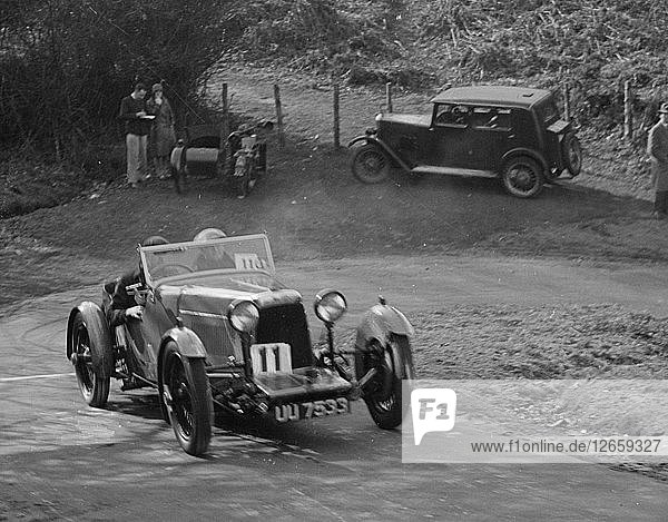 Aston Martin open sports bei der JCC Half-Day Trial  1930. Künstler: Bill Brunell.