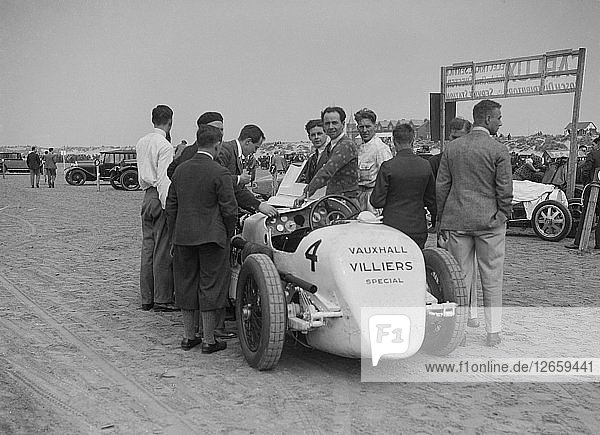 Raymond Mays Vauxhall-Villiers bei einem Sandrennen  um 1930. Künstler: Bill Brunell.