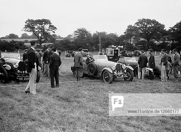 Zwei Bugatti Typ 44 bei der Teilnahme am Gymkhana des Bugatti Owners Club  5. Juli 1931. Künstler: Bill Brunell.