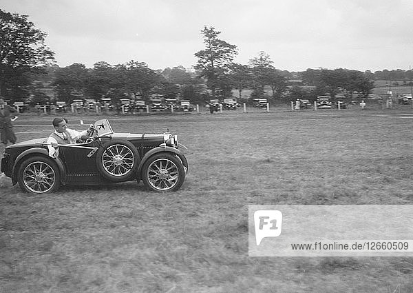 MG M Type bei der Teilnahme am Gymkhana des Bugatti Owners Club  5. Juli 1931. Künstler: Bill Brunell.