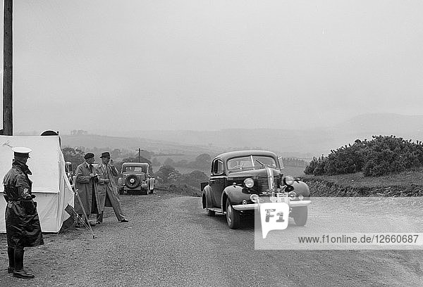 Pontiac-Limousine von J. Owen-Smith bei der South Wales Auto Club Welsh Rally  1937 Künstler: Bill Brunell.
