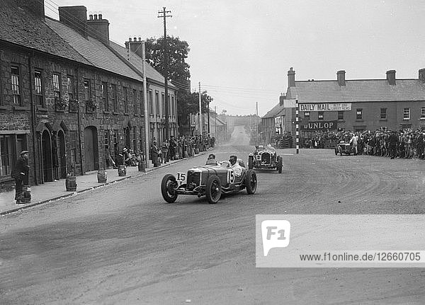 Edgar Maclures Riley vor Tim Birkins Alfa Romeo  RAC TT Race  Ards Circuit  Belfast  1932. Künstler: Bill Brunell.