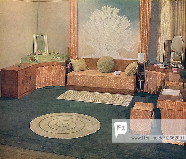 Ein kleines Schlafzimmer  eingerichtet von Heal & Son Ltd. in London  1935. Künstler: Unbekannt.
