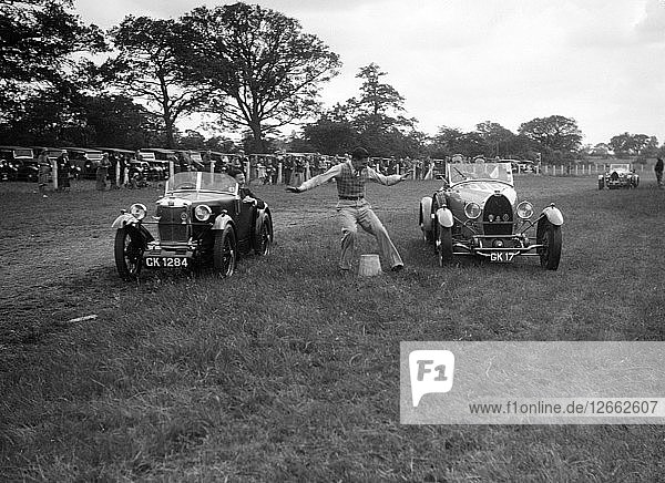 MG M Type und Bugatti Type 43 bei der Teilnahme am Gymkhana des Bugatti Owners Club  5. Juli 1931. Künstler: Bill Brunell.
