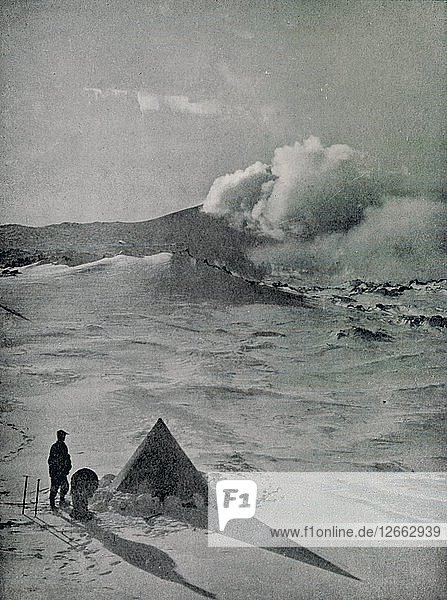 Höchstes Lager in der Antarktis - Aktiver Krater  um 1912  (1913). Künstler: Raymond E. Priestley.