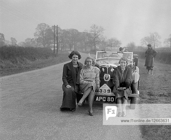 AC 4-Sitzer Tourer von Kitty Brunell  Siegerin der Klasse 2 bei der RAC Rallye  1933. Künstler: Bill Brunell.