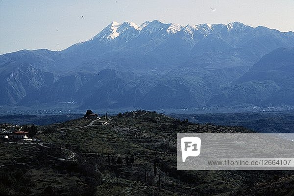 Sparta  Griechenland und das Tal des Flusses Eurotas  mit dem Taiyrtos-Gebirge dahinter  ca. 20. Künstler: CM Dixon.