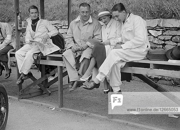 Cyril Paul (Mitte) und andere Fahrer beim RAC TT Race  Ards Circuit  Belfast  1932. Künstler: Bill Brunell.
