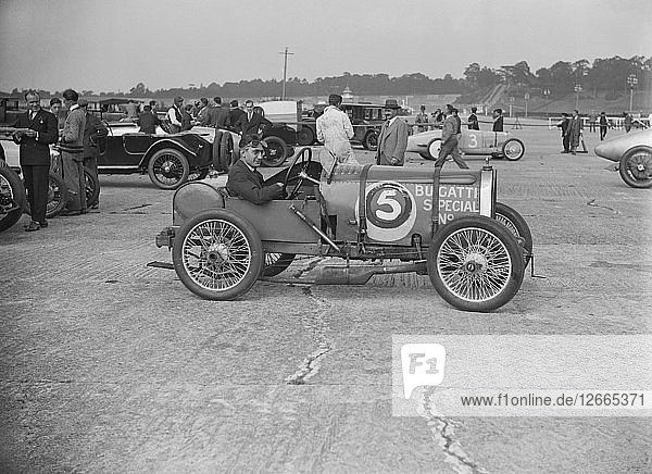 Bugatti von JR Jeffery  Sieger eines Rennens bei einem Treffen des Surbiton Motor Club  Brooklands  Surrey  1928. Künstler: Bill Brunell.