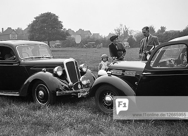 Zwei Standard Flying Twelves bei der Gymkhana des Standard Car Owners Club  8. Mai 1938. Künstler: Bill Brunell.