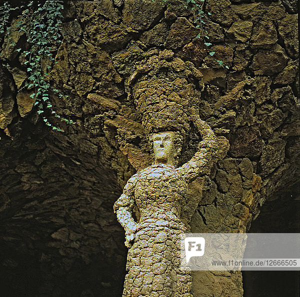 Die Wäscherin  Detail der Skulptur in einer der Säulen der Innengalerie des Guell ?