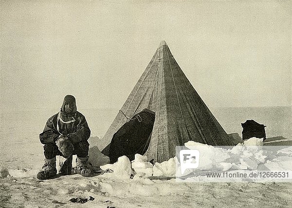 Marshall vor einem Zelt  im Lager  um 1908  (1909). Künstler: Unbekannt.