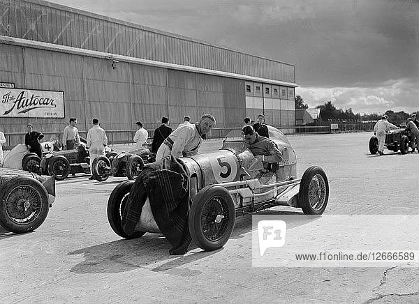 Autos von George Harvey-Noble  Charles Goodacre und Bert Hadley  BRDC 500-Meilen-Rennen  Brooklands  1937. Künstler: Bill Brunell.