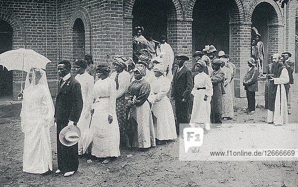 Eine afrikanische christliche Hochzeitsprozession  1912. Künstler: Unbekannt.