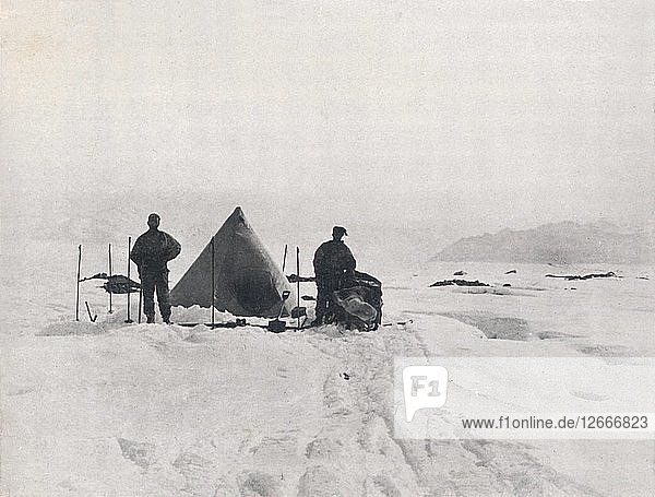 Levicks Camp Among Crevasses  1912  (1913). Künstler: G. Murray Levick.