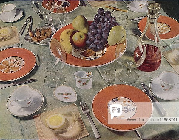 Dessert - Bei diesem Tischarrangement ist das Obstservice aus Royal Copenhagen Fayence  1939. Künstler: Unbekannt.