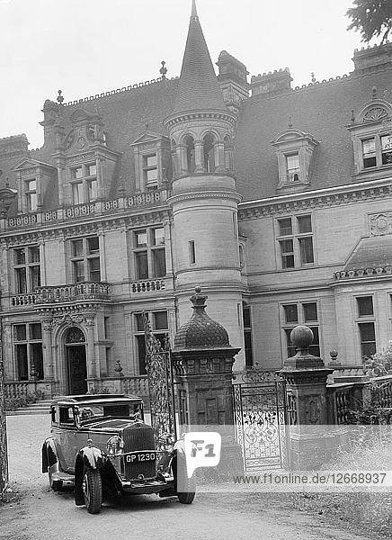 Kitty Brunell testet einen Delage D8 von 1931 auf der Straße  Wykehurst Place  Bolney  Sussex. Künstler: Bill Brunell.
