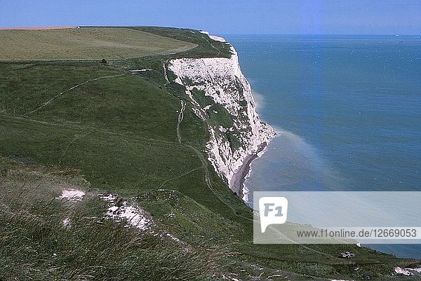 Langdon Bay and Cliffs  östlich des Hafens von Dover  Dover  Kent  20. Jahrhundert. Künstler: CM Dixon.