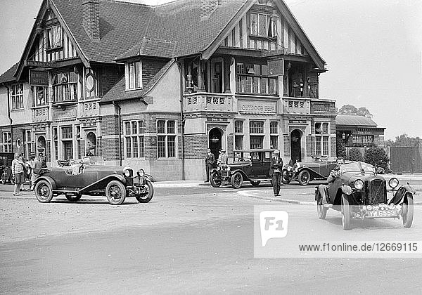 Autos bei der North West London Motor Club Trial  Osterley Park Hotel  Isleworth  1. Juni 1929. Künstler: Bill Brunell.