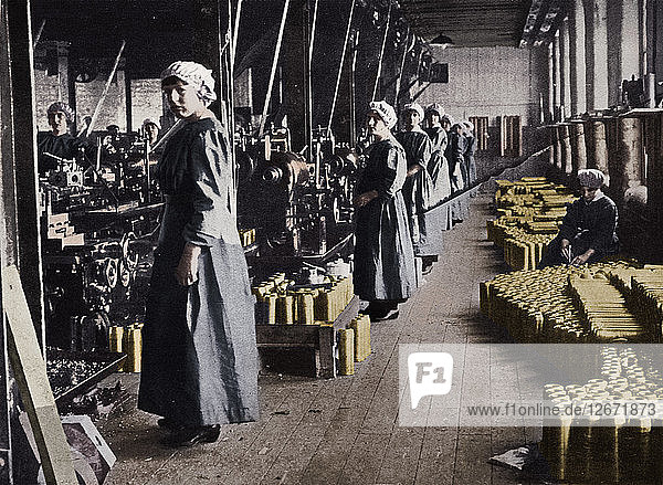 Arbeiterinnen in einer Munitionsfabrik  1915. Künstler: Unbekannt.