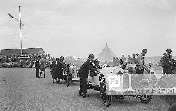 Austro-Daimler und GN Kim II von Archie Frazer-Nash  Southsea Speed Carnival  Hampshire  1922. Künstler: Bill Brunell.