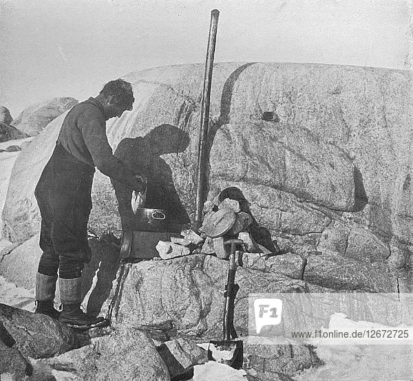 Forde bei der Zubereitung von Robbenbraten auf dem Blubberherd in Cape Roberts  um 1911  (1913). Künstler: Frank Debenham.