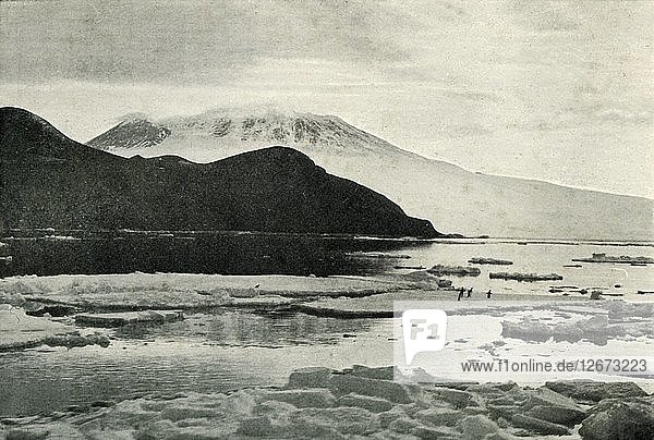 Einfahrt in den McMurdo Sound - Cape Bird und Mount Erebus  um 1910?1913  (1913). Künstler: Herbert Ponting.