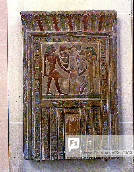 Türförmige Stele  die Senouret und seine Frau vor ihren Opfergaben darstellt  aus Polychr?