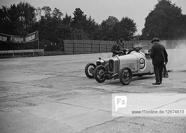 Salmson und Amilcar in einem Rennen bei einem Treffen des Surbiton Motor Club  Brooklands  Surrey  1928. Künstler: Bill Brunell.