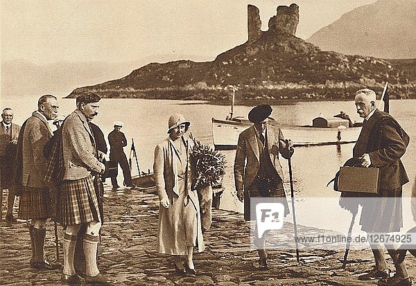 Über das Meer nach Skye - Landung in Skye von der Jacht Golden Hind aus  1933 (1937). Künstler: Unbekannt.