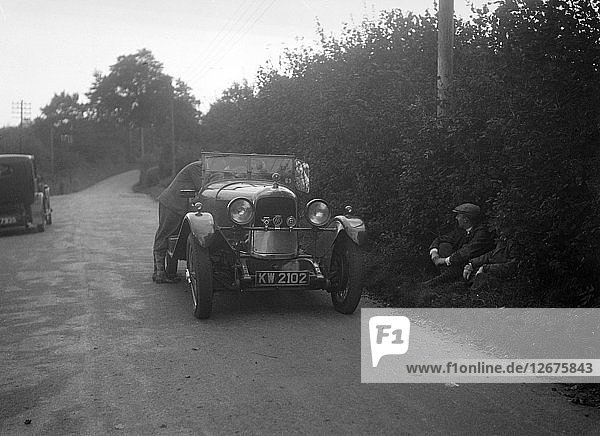 Lagonda  der an der Schatzsuche des Bugatti Owners Club teilnimmt  25. Oktober 1931. Künstler: Bill Brunell.