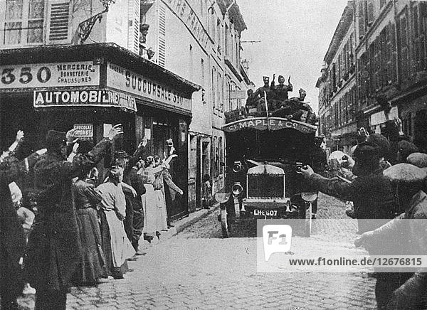 Britische Truppen werden bei ihrer Ankunft in einer französischen Stadt mit einem Lieferwagen begrüßt  1915. Künstler: Unbekannt.