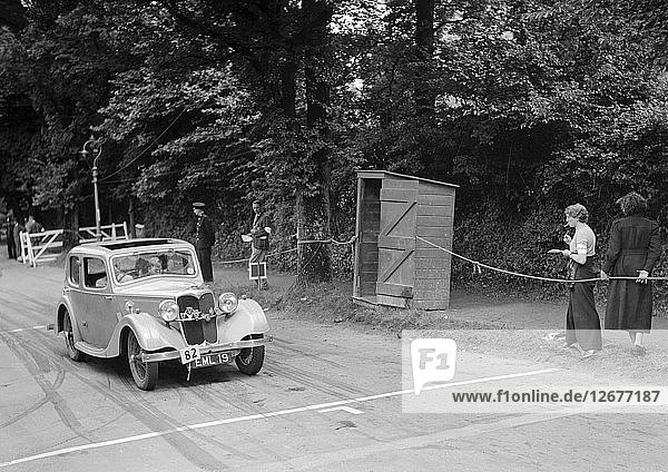 Riley von JM Laing  Gewinner eines Bronzepreises bei der MCC Torquay Rallye  Juli 1937. Künstler: Bill Brunell.