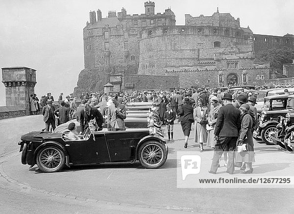 Kitty Brunell und ihr MG Magna auf der Castle Esplanade  Edinburgh  RSAC Scottish Rally  1932. Künstler: Bill Brunell.