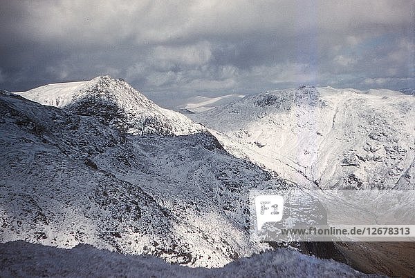 Scafell und Scafell Pike im Winter  englischer Lake District  Cumbria  20. Jahrhundert. Künstler: CM Dixon.