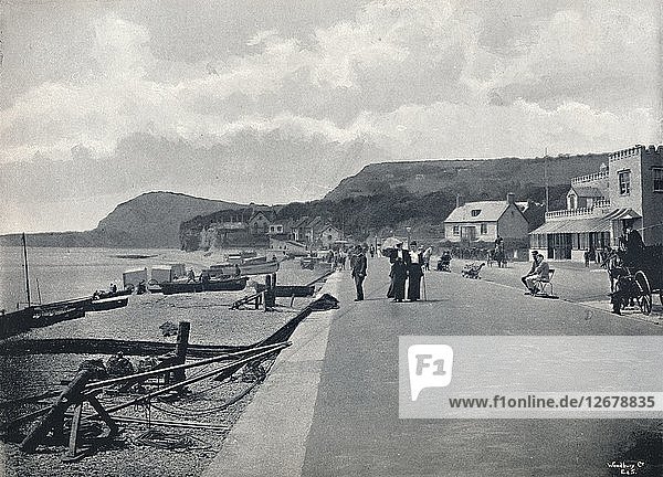 Sidmouth - Die Promenade und der Strand  1895. Künstler: Unbekannt.