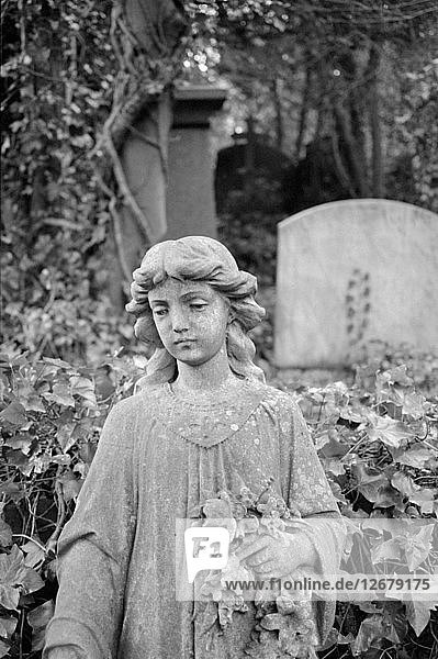 Statue eines Mädchens mit Blumen  Highgate Cemetery  Hampstead  London  1995. Künstler: John Gay.