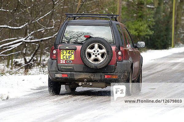 1998 Land Rover Freelander auf vereister Straße 2009 Künstler: Unbekannt.