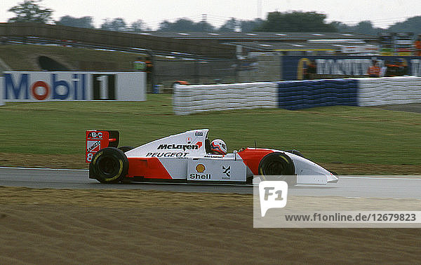 1994 McLaren Peugeot MP4-9 Martin Brundle  Reifentest in Silverstone Künstler: Unbekannt.