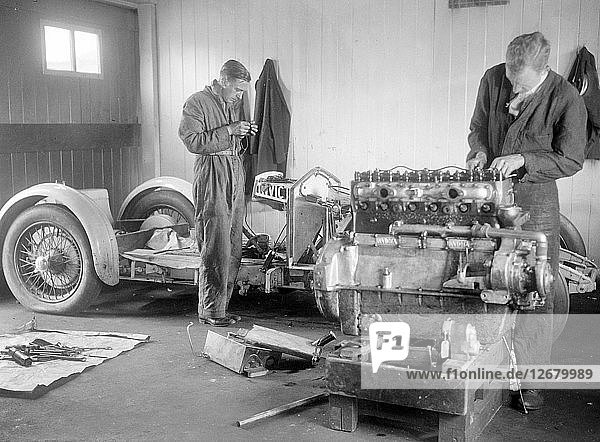 Mechaniker arbeiten an Raymond Mays 4500-cm³-Invicta-Auto. Künstler: Bill Brunell.